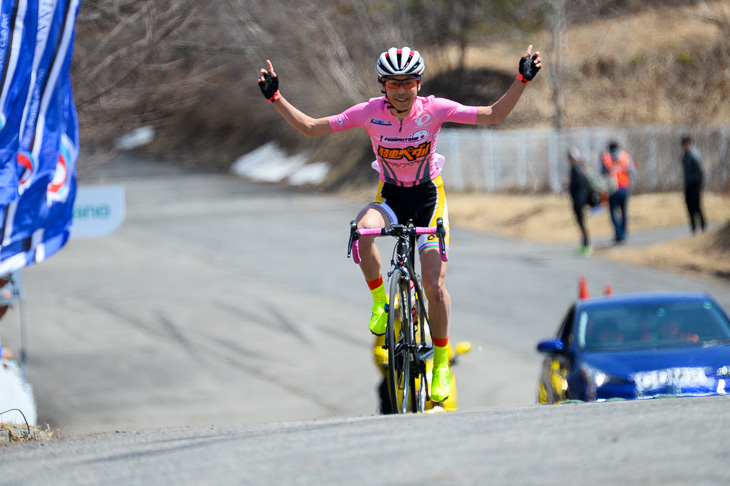 女子　残り2周を逃げ切った唐見実世子（弱虫ペダルサイクリングチーム）が優勝