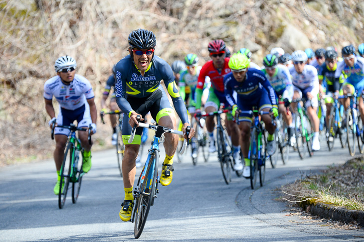宮澤崇史(LEMO Bellmare Racing team)を先頭に逃げを追う集団