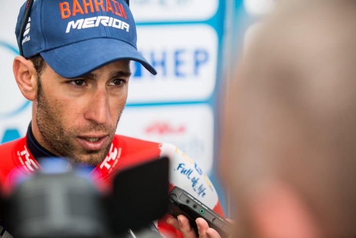 第4ステージ　総合首位となったヴィンツェンツォ・ニーバリ（イタリア、バーレーン・メリダ）がインタビューに答える
