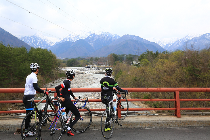 川と山、そして赤い欄干が映える大出橋