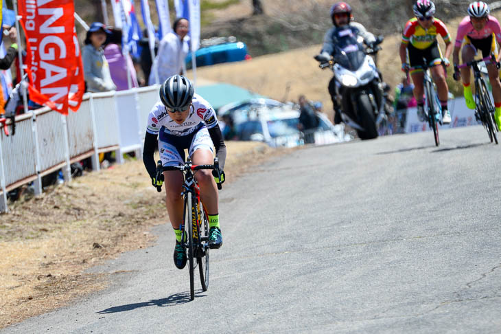 F(女子) 最終周回に入ったところで逃げを打つ樫木祥子(AVENTURA AIKO VICTORIA RACING)