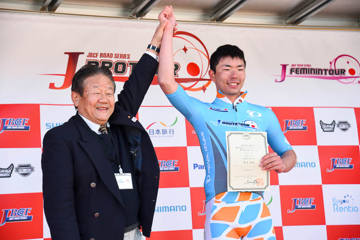 鴨下拓弥(スミタ・エイダイ。パールイズミラバネロ)がリーダージャージを獲得