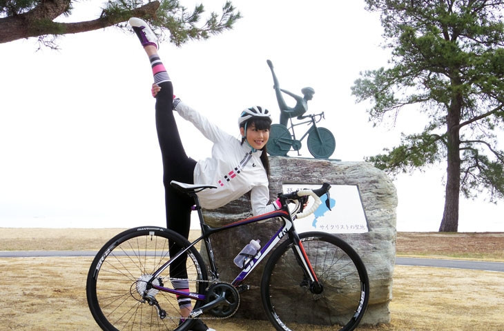 琵琶湖岸第二なぎさ公園に設置された「琵琶湖サイクリストの聖地碑」