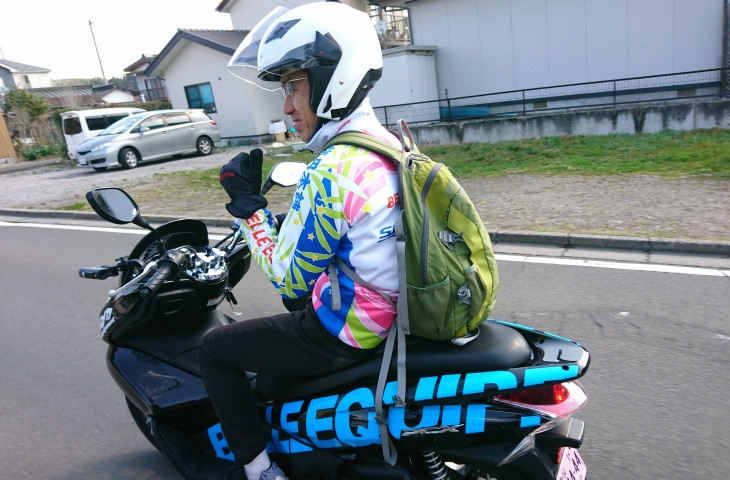 サポートバイクに乗った遠藤さん