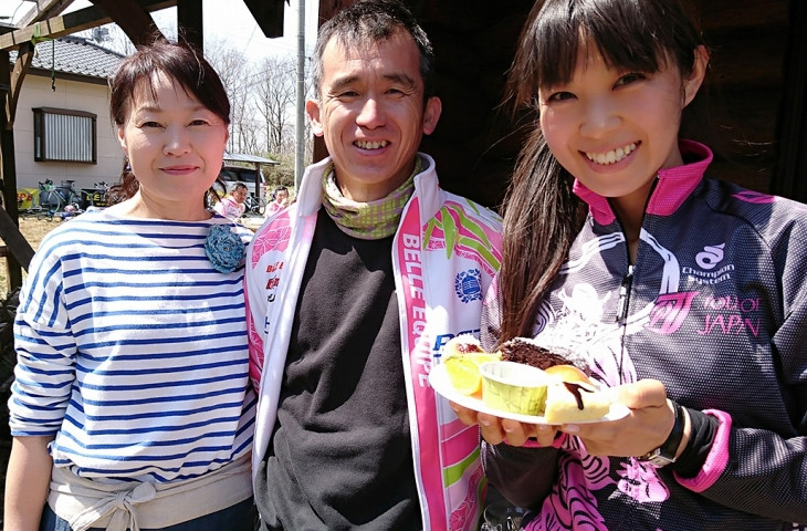 プラムラインの佐川さん(左)とベルエキップ遠藤さん(中央)