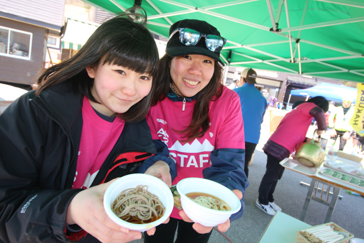 白馬岩岳エイドでは冷たい蕎麦と温かい蕎麦、素麺の3種が振る舞われた