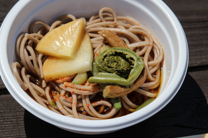 蕎麦と山菜のこごみ、漬物は「信州の味」だ