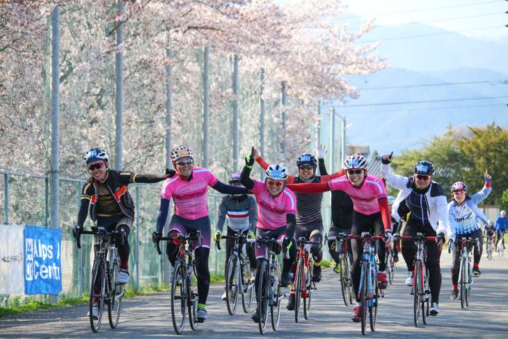 満開の桜がフィニッシュするサイクリストたちを迎えてくれる