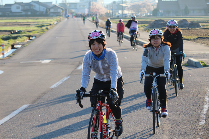 朝6時、スタートしていく女性サイクリストたち