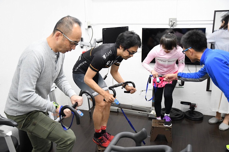 低酸素室で運動中。人によっては高山病の初期症状でほろ酔いのような様子