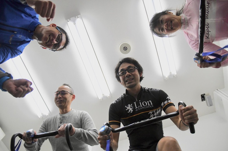 ハンドルを持って昇降運動。自転車アニメの舞台さながら、みんな盛り上がりました!