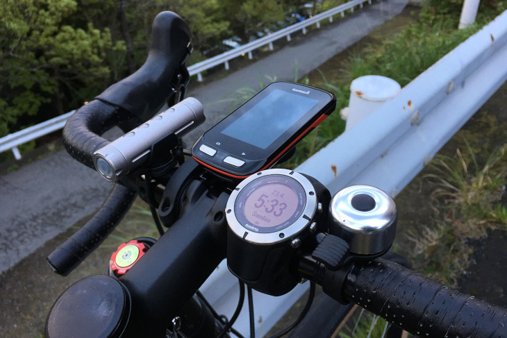 今回のハンドル周り。左からライト、ガーミン EDGE1000J、suunto、ベル