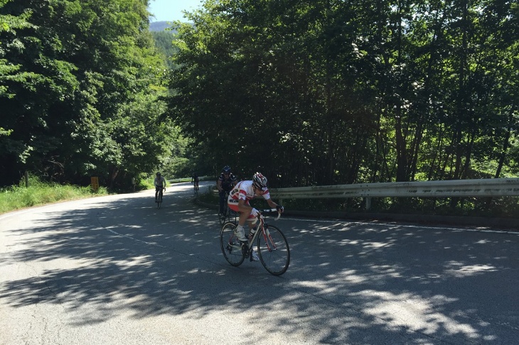 険しい山岳地帯を登っていく