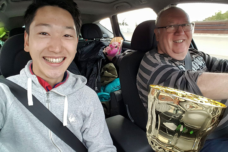 優勝後の車中にて、フランスでお世話になっているドゥニ・ゴンザレス監督と勝利の喜びを分かち合う渡邉歩。監督の口癖は「勝たない者は食うべからず(pas gagner, pas manger パ・ガニェ、パ・マンジェ)」
