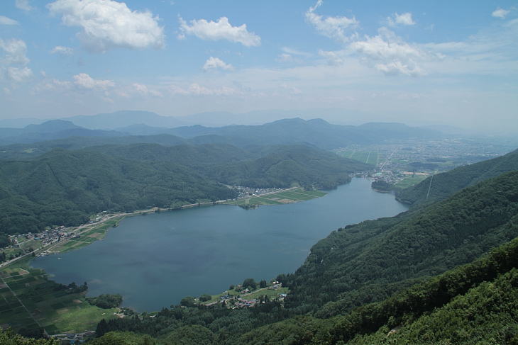 小熊山からは木崎湖を眼下に大町の市街や起伏に富んだ山々を望める