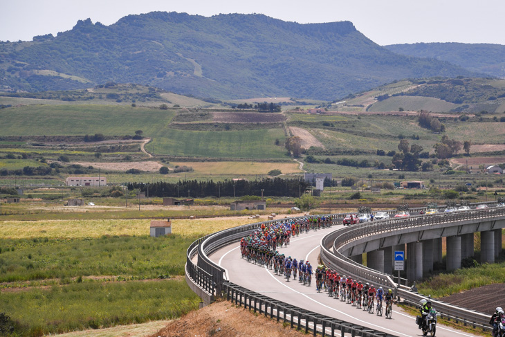 サルデーニャ島北部の幹線道路を走る