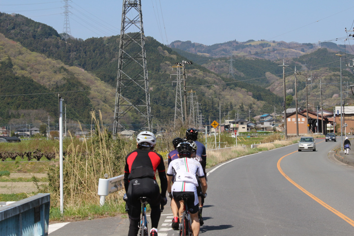 行く手に定峰峠の待つ奥武蔵の山々が見えてきた