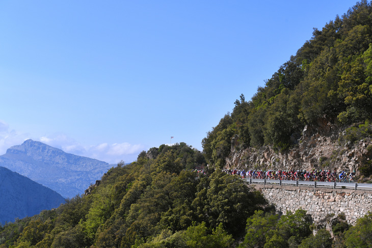 サルデーニャ島東部の山岳地帯を走る