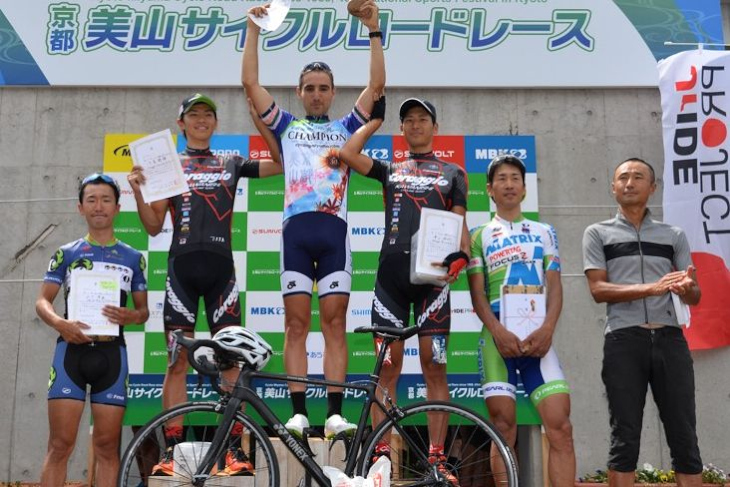 2015年の京都美山ロードでは2位表彰台に立つ下島将輝