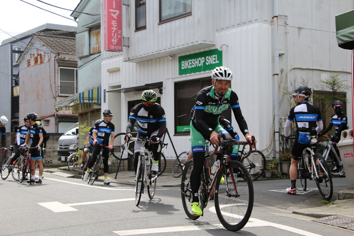 SNEL店長の諏訪さんを先頭に15名が出発する