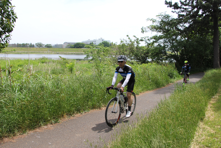 堤防上を走り続けるイメージの多摩川サイクリングロードだが、実は小路もあったりバラエティーに富む