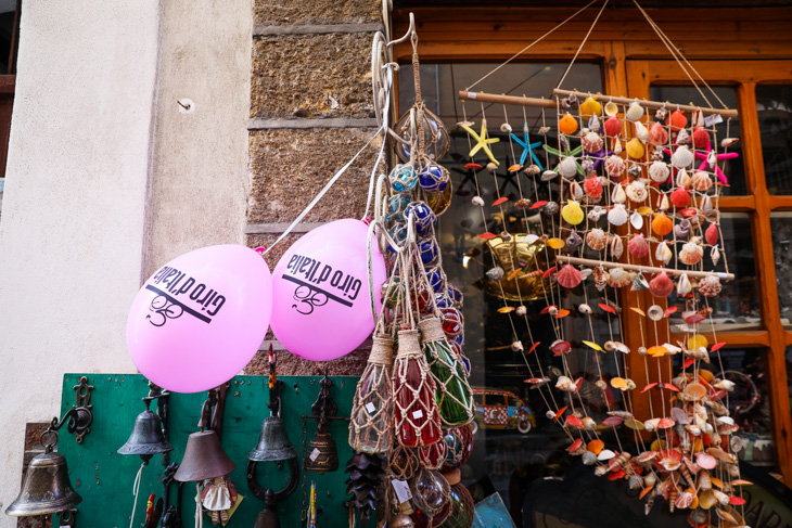チェファルーの街にピンクの風船がかかる