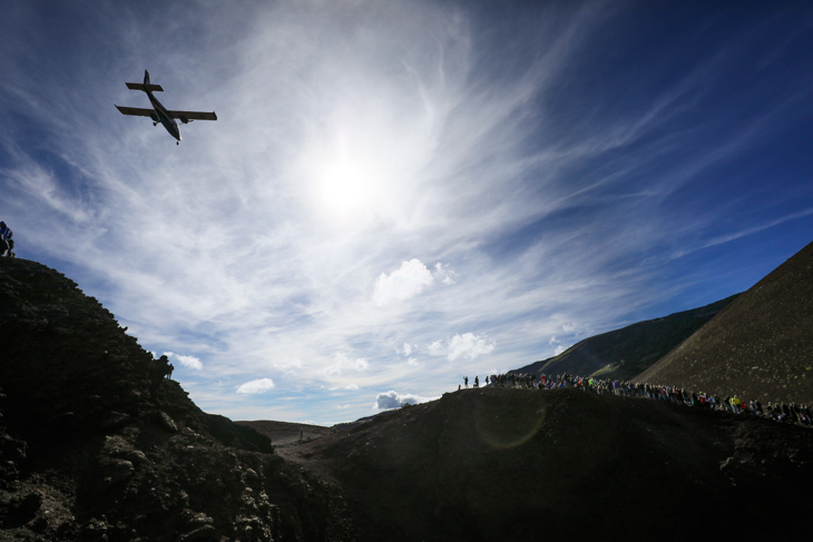 エトナ山のフィニッシュ地点上空をセスナが飛ぶ