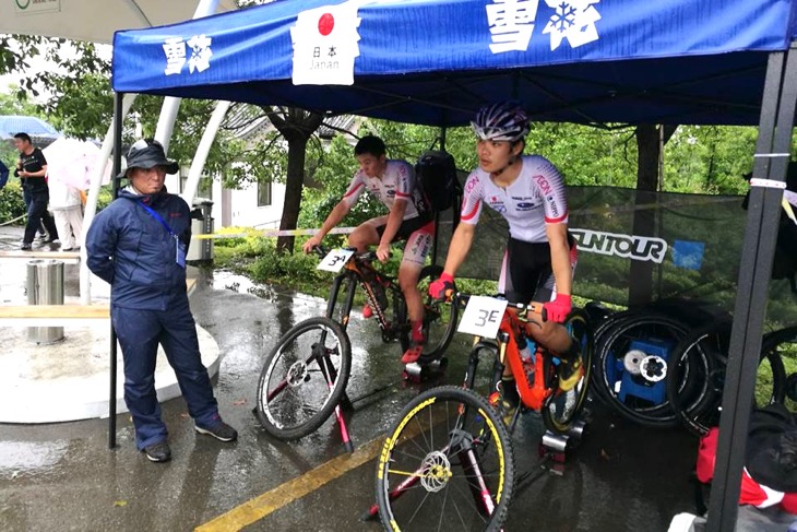 テント内でウォーミングアップを行う中原義貴(DECOJA CYCLING TEAM)