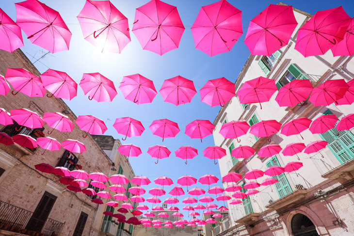 モルフェッタの青空とピンク色の傘