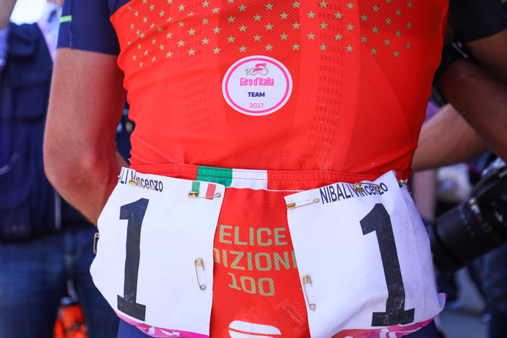 ジロ100会記念の特別ジャージを着るヴィンチェンツォ・ニーバリ（イタリア、バーレーン・メリダ）
