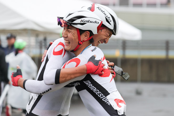 男子マディソン 優勝したブリヂストンアンカー(近谷・一丸)