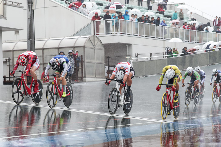 男子スクラッチ 横一線のフィニッシュ、左端の高橋優斗(中央大学)が優勝