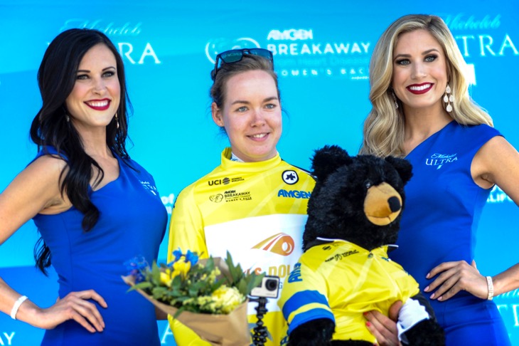 第4ステージ　中間スプリントのボーナスタイムで優勝を決めたアンナ・ファンデルブレゲン（オランダ、ブールス・ドルマンス・サイクリングチーム）