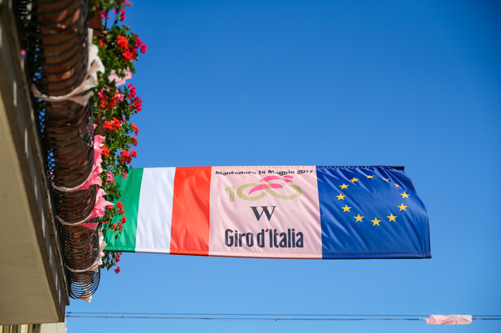 モンテネーロ・ディ・ビザッチャの町がジロ・デ・イタリアを迎える