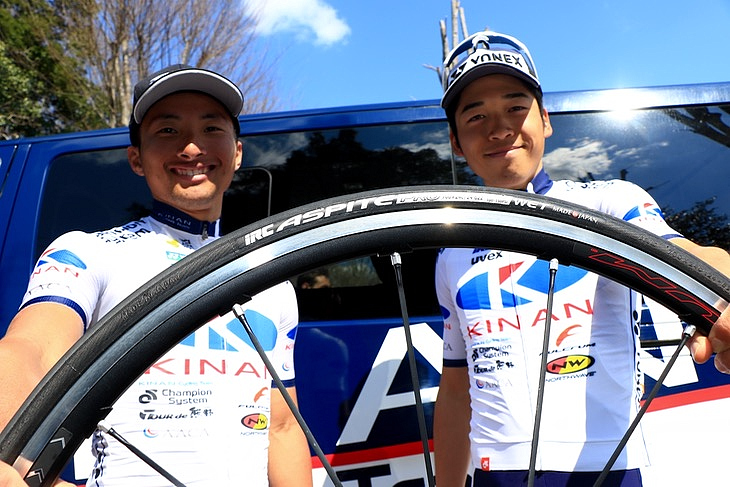 レースでもASPITEを愛用する椿大志と山本元喜(キナンサイクリングチーム)