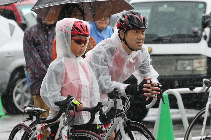 雨天のために参加者はみな雨具を着て走る