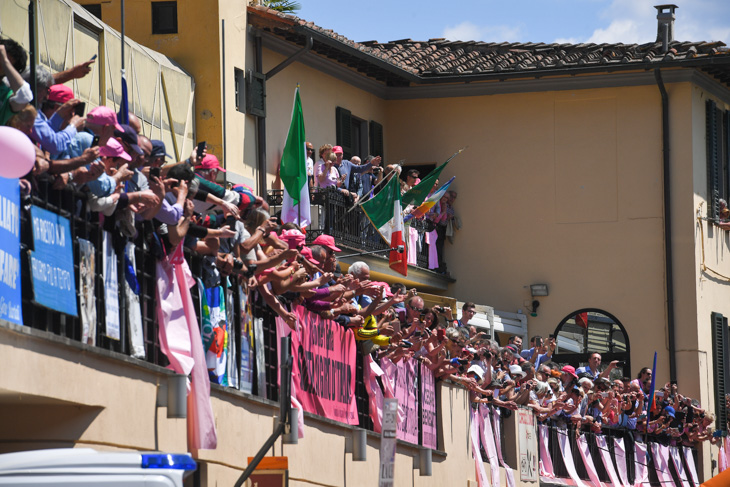 フィレンツェ郊外のジーノバルタリ博物館前でレースは正式にスタート