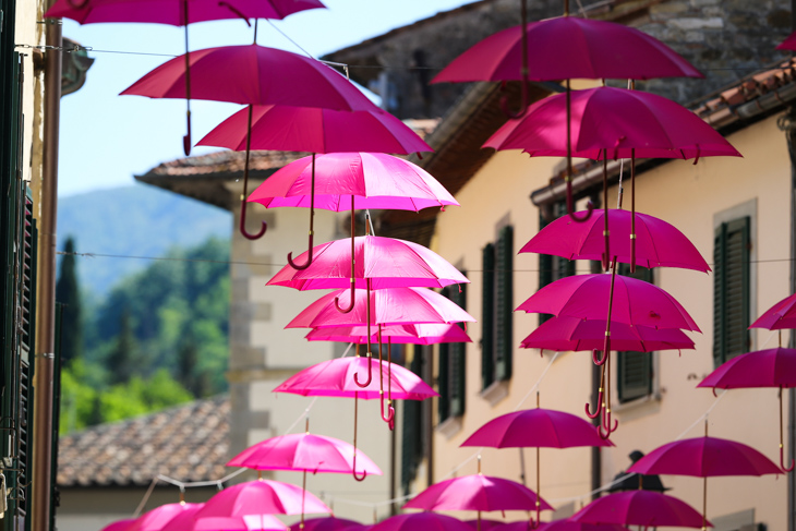 ピンクの傘を吊るす今年流行りのデコレーション