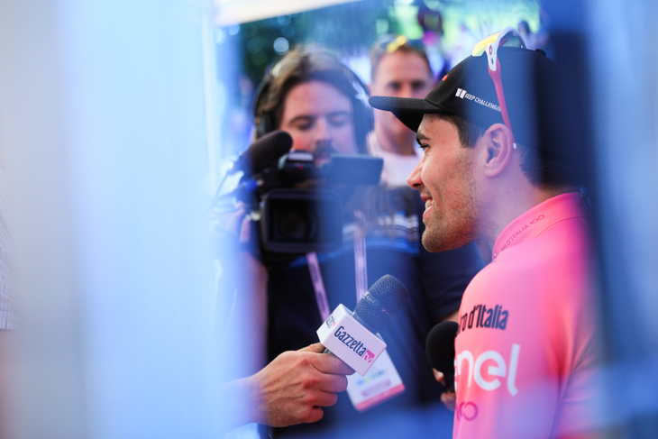 レース後のテレビインタビューに応じるトム・デュムラン(オランダ、サンウェブ)