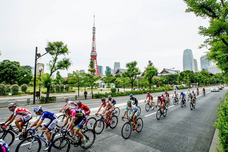 東京タワーを尻目に進むプロトン