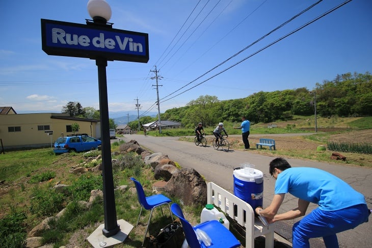 Rue de Vinの看板が見えたらコップを受け取るスタンバイだ