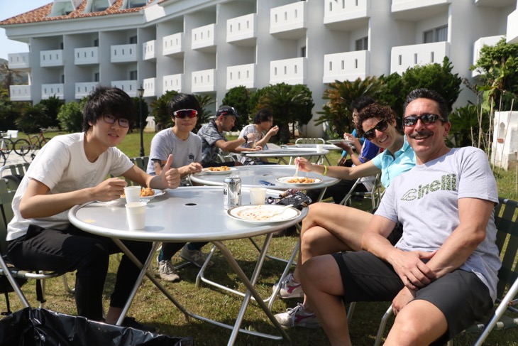 みんなで話しながら食べる飯は特に上手い。ファブリツィオ氏がすでにビール缶を開けたのは内緒