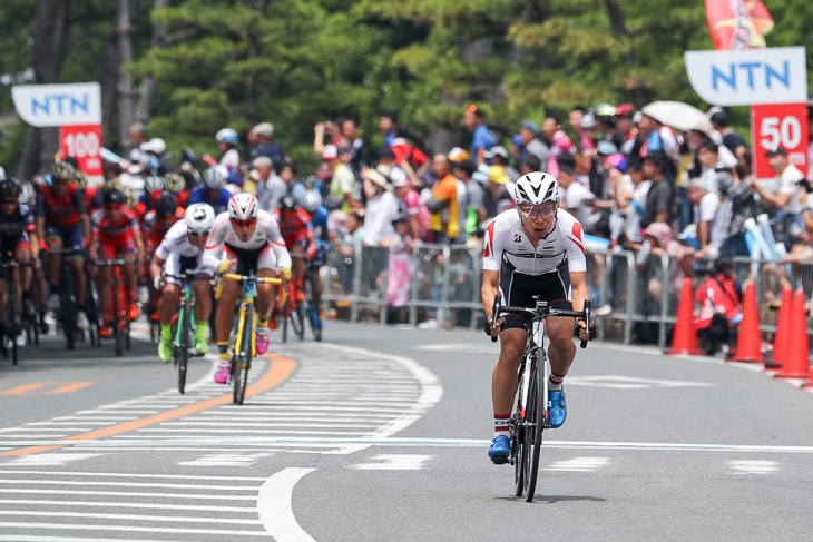 西薗良太（ブリヂストンアンカー）がアタックすると山本元喜・大喜兄弟が追う