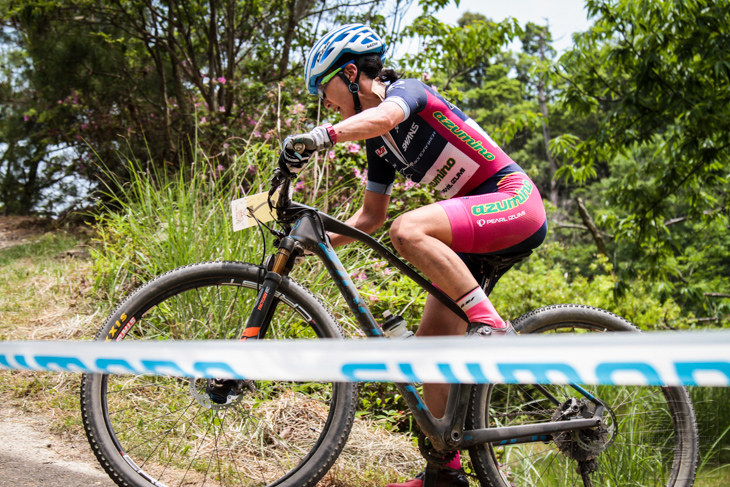 序盤の転倒を挽回し、中盤に先頭に出た小林可奈子（MTBクラブ安曇野）