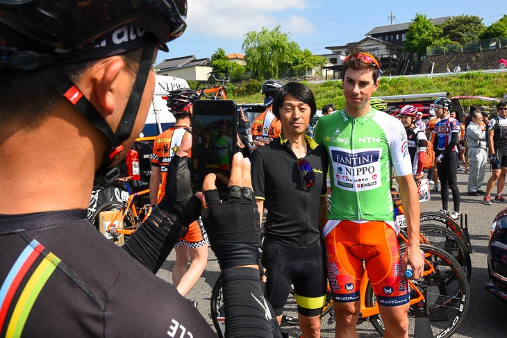 リーダージャージのマルコ・カノラ(NIPPOヴィーニファンティーニ)は早速サインと写真攻めに