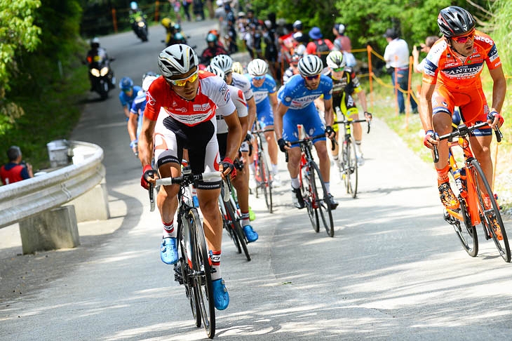 1回目の山岳賞が設定された2周目、山岳賞ジャージの初山翔（ブリヂストンアンカー）が先頭で登る