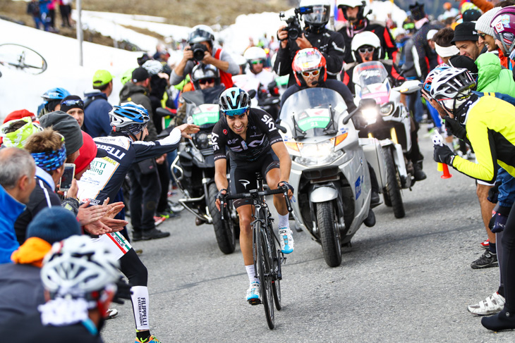 1級山岳ウンブライルパスを先頭で登るミケル・ランダ（スペイン、チームスカイ）