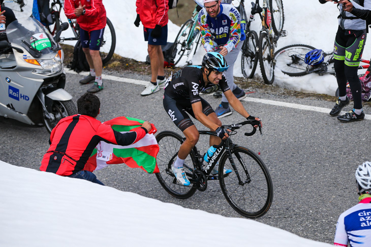 1級山岳ウンブライルパスを先頭で登るミケル・ランダ（スペイン、チームスカイ）