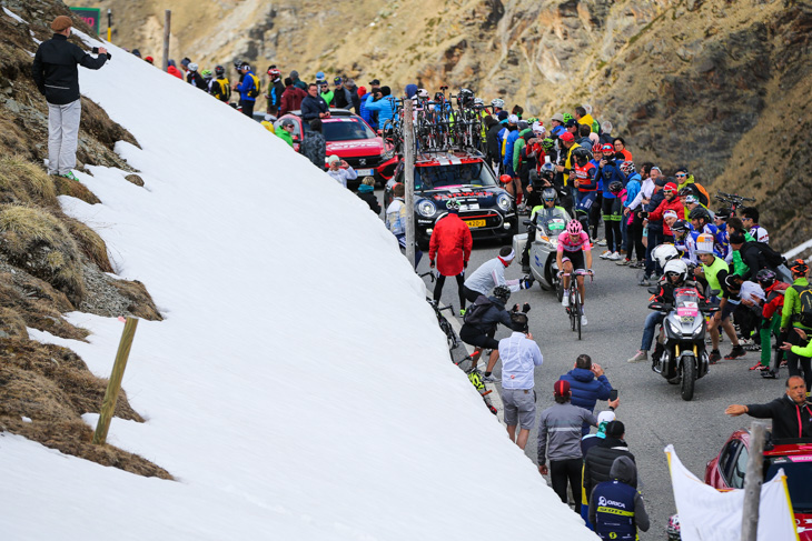 2分遅れで1級山岳ウンブライルパスを登るトム・デュムラン（オランダ、サンウェブ）