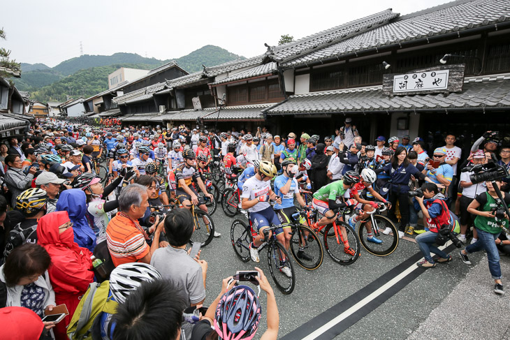 にぎやかなスタート地点